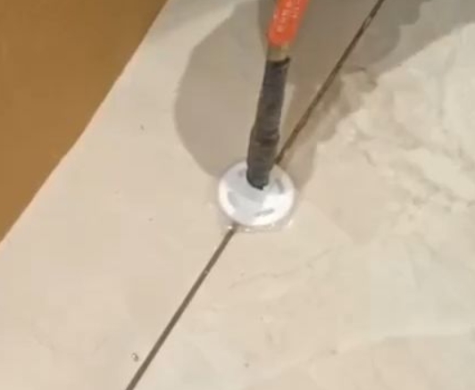巩留瓷砖空鼓维修公司专业解答瓷砖在铺贴过程中，如果没有涂抹均匀到位的粘结材料（如水泥砂浆或瓷砖胶），可能会导致以下问题